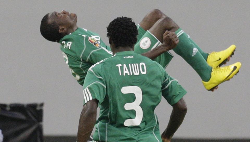LUFTIG FEIRING: Obinna Nsofor scoret kampens eneste m�l, og feiret p� akrobatisk vis da Nigeria tok bronsemedaljene i Afrikamesterskapet.Foto: SCANPIX/AP Photo/Themba Hadebe