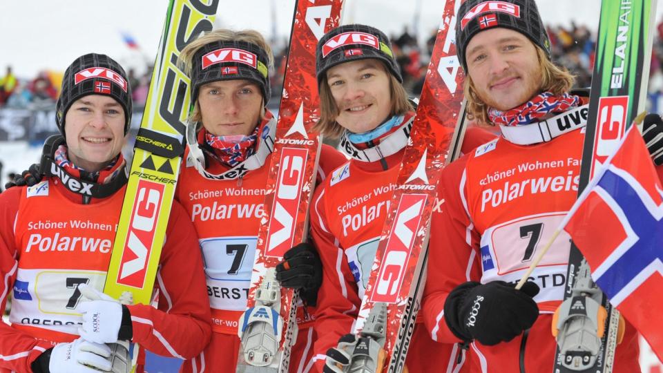 HOLDER F�LGE: Det norske laget holder f�lge med �sterrike i lagtouren. L�rdag ble det annenplass i laghoppingen i Oberstdorf.  F.v.: Anders Jacobsen, Bj�rn Einar Rom�ren, Tom Hilde og Johan Remen Evensen.Foto: SCANPIX/EPA/ANDREAS GEBERT
