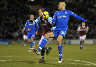 UTNYTTET N�LING: Steven Fletcher utnyttet at Alex n�lte i klarerings�yeblikket, fikk med seg ballen og satte inn utligningen bak Petr Cech.Foto: SCANPIX/AFP PHOTO/ANDREW YATES