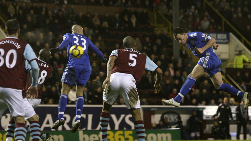 INNBITT: En innbitt John Terry stanget inn det avgj�rende m�let for Chelsea i bortekampen mot Burnley.Foto: SCANPIX/AP Photo/Jon Super