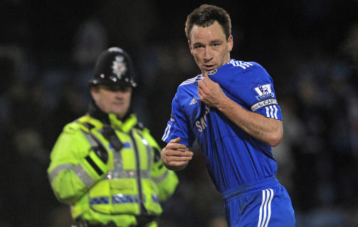 KYSSET KLUBBEMBLEMET: Det var ingen smil � spore hos John Terry verken etter scoringen eller ved kampslutt, men klubbkapteinen kysset klubbemblemet p� drakta da de tre poengene var i havn.Foto: SCANPIX/AFP PHOTO/ANDREW YATES