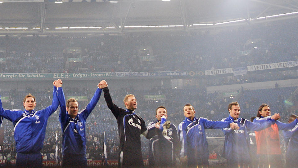 SEIER I DEBUTEN: Tore Reginiussen (nr. to f.h.) debuterte for Schalke 04 i seieren mot Hoffenheim. Den norske landslagsstopperen fikk 17 minutter som innbytter.Foto: SCANPIX/AP Photo/Frank Augstein