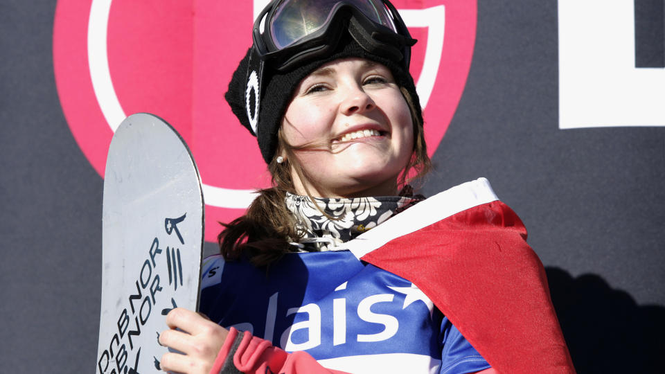 S�LVVINNER: Helene Olafsen var en av tre norske snowboardere som tok medalje under nattens konkurranser i X-Games. Kolbotn-jenta kom p� 2.-plass i snowboardcross. Foto: SCANPIX/AFP PHOTO / Sebastian Derungs