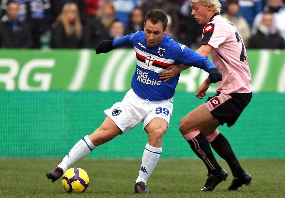 P� VEI TIL FIORENTINA: Antonio Cassano (t.v.) er p� vei bort fra Sampdoria, og neste stoppested ser ut til � bli Fiorentina. Her er han i duell med Palermos danske stoppertalent Simon Kj�r.Foto: SCANPIX/AP Photo/Carlo Baroncini