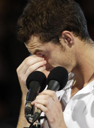 TOK TIL T�RENE: Andy Murray tok til t�rene da han talte til publikum p� Rod Laver Arena. Briten p�sto at han kan gr�te som Roger Federer, men ikke spille som ham.Foto: SCANPIX/REUTERS/Daniel Munoz