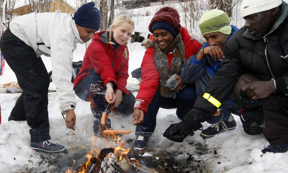 P� TUR: Kronprinsesse Mette-Marit bes�ker Hvalstad skole i forbindelse med skidag for mindre�rige asyls�kere. Kronprinsessen deltok i ativiteter som aking, langrenn og grilling av p�lser p� b�l. Foto: Lise �serud / Scanpix