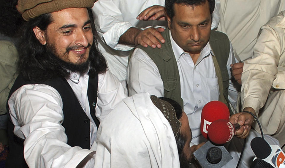 Den pakistanske talibanlederen Hakimullah Mehsud holder her armen rundt talibanleder Baitullah Mehsud under en pressekonferanse 24. mai 2008.  Foto:   REUTERS/Stringer/Files