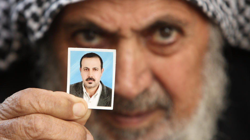 MYSTISKE OMSTENDIGHETER: Faren til Hamas-lederen Mahmoud al-Mabhouh holder opp et bilde av den drepte s�nnen. Al-Mabhouh ble funnet drept p� sitt hotellrom i Dubai 20. januar. Foto: REUTERS/Mohammed Salem/SCANPIX