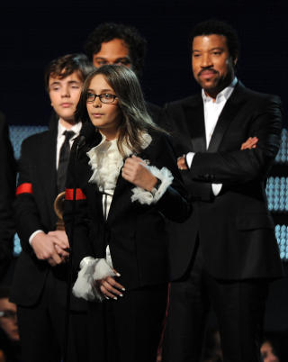 DATTEREN: - Pappa skulle v�rt her, sa  Paris p� scenen. Barna ble introdusert av Lionel Richie (bak, til h�yre). Foto: SCANPIX/AP Photo/Matt Sayles
