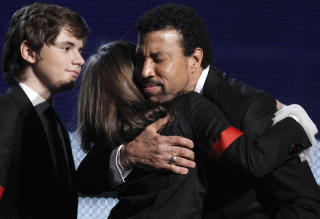 KLEMTE: Lionel Richie ga Michael Jacksons datter en god klem. Foto: SCANPIX/AP Photo/Matt Sayles