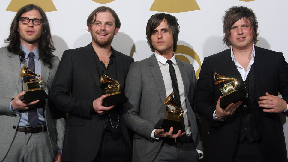 PRISGROSSISTER: Kings of Leon mottok i alt tre Grammy-priser under nattens utdeling. Foto: SCANPIX/AFP PHOTO/VALERIE MACON
