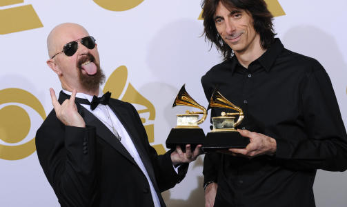BESTE METAL-FREMF�RING: Ogs� Judas Priest (debuterte i 1974) fikk sin f�rste Grammy i natt. Den ble tatt imot av vokalist Rob Halford (til venstre) og trommeslager Scott Travis. Foto: SCANPIX/AP Photo/Mark J. Terrill