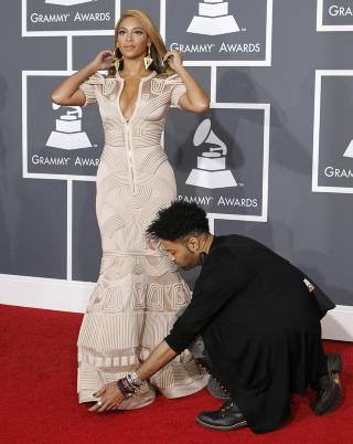 GRAMMY-DRONNINGA: Ankom prisutdelingen i natt i denne kjolen. Foto: SCANPIX