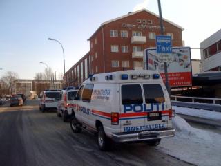 JAKTER HVIT BIL:  Gjerningsmannen skal ha stukket fra stedet i en hvit bil. Foto: Jon Terje Pedersen