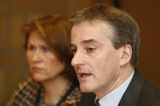REDEGJORDE:
Utenriksminister Jonas Gahr St�re og Forsvarsminister Grete Faremo under en pressekonferanse om omstendighetene rundt barna til den tidligere OL-vinneren Khalid Skah.
Foto: Cornelius Poppe / Scanpix