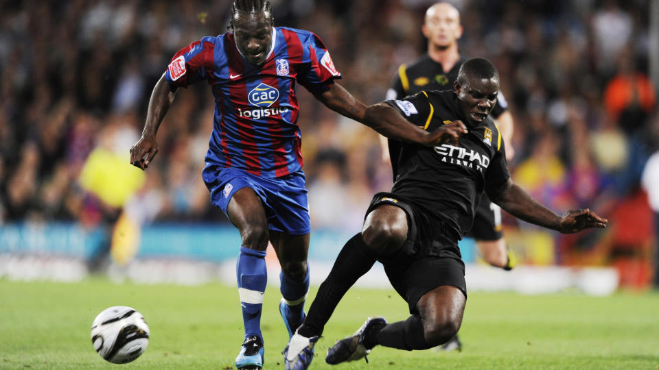 RASK OG STERK: Manchester City-back Micah Richards hadde tr�bbel med � stoppe Crystal Palace-angriper Victor Moses (t.v.) under ligacupm�tet i h�st. I dag ble stortalentet Moses klar for Premier League-klubben Wigan. Foto: Tony O'Brien, Action Images/Scanpix