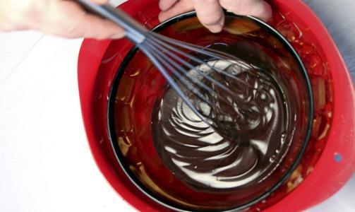 Det blir f�rst litt tykkere s� f�r det gradvis konsistensen av en mousse.