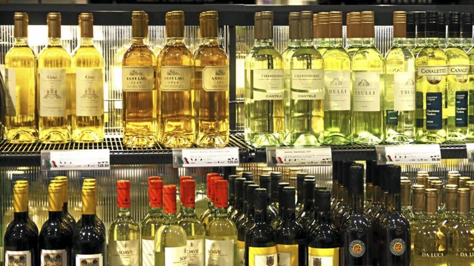 VIN P� TILBUD: Hver m�ned reduserer Vinmonopolet prisene p� vin. Foto: Erik Hannemann