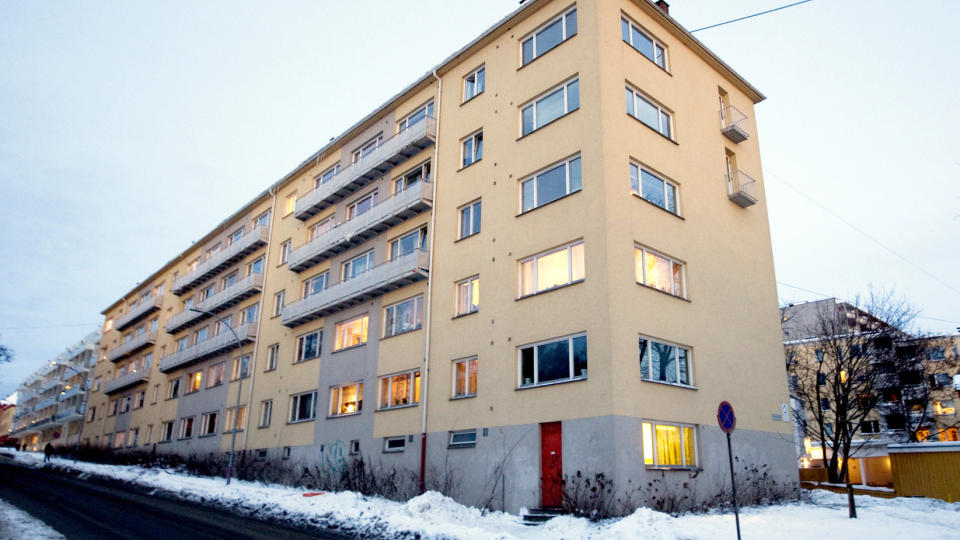  D�DENS LEIEG�RD:  Det var i en oppgang i denne kommunale leieg�rden i �stgaardsgate p� Torshov et en mann fra Gambia ble skutt i hodet og drept sist onsdag. Det var det tredje drapet p� fire �r i denne g�rden. FOTO: MORTEN HOLM, SCANPIX.