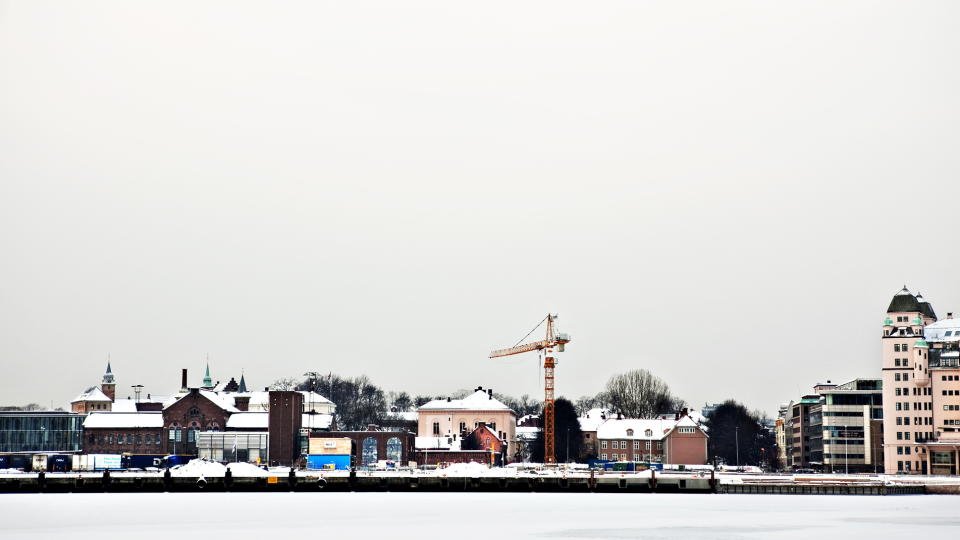 I DET BL�: Riksantikvaren mener ny kommunedelplan �pner for h�yhus p� 14 etasjer langs fjorden �st for Akershus festning. Direkt�ren i Plan- og bygningsetaten avviser dette. Havnelageret (t.h.), der Dagbladet holder til er ti etasjer.
Foto: Nina Hansen