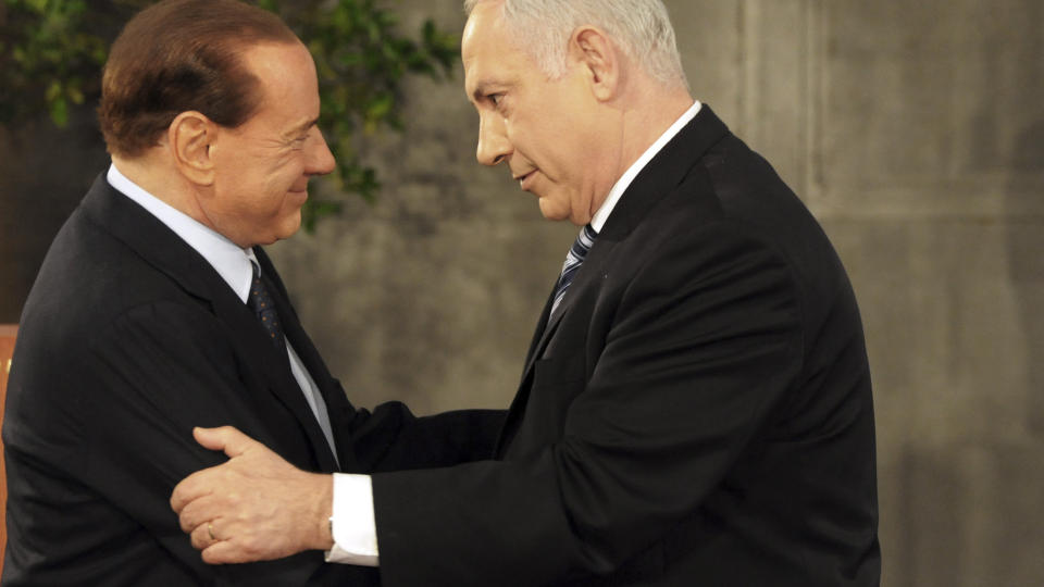 Italias statsminister Silvio Berlusconi (til venstre) ble mottatt av Israels statsminister Benjamin Netanyahu da han kom til Israel mandag ettermiddag. Foto: AP/SCANPIX