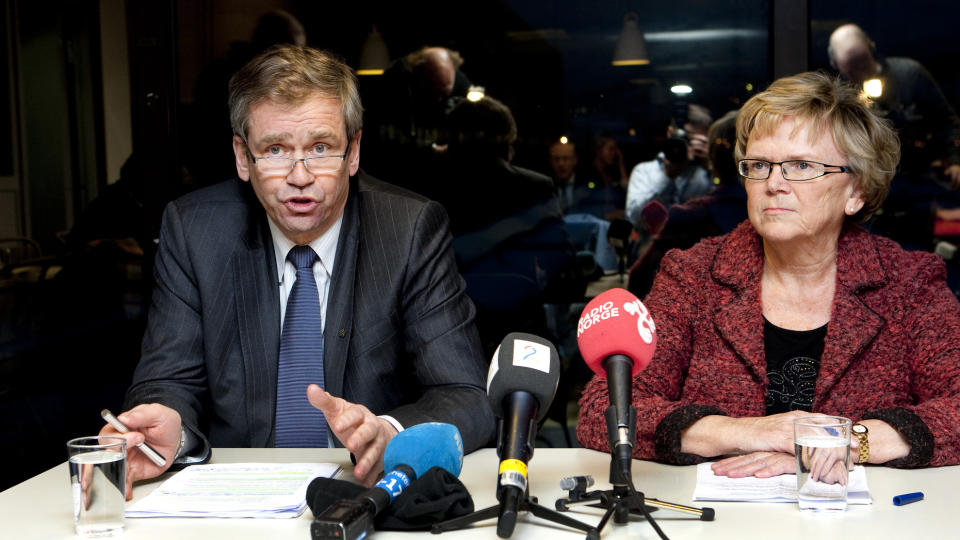 DEKKER HALVPARTEN:
Konsernsjef i NSB, Einar Enger (t.v) og Samferdselsminister Magnhild Meltveit Kleppa (Sp) og p� presskeonferanse der NSB sier at de dekker halve togbilletten ved forsinkelser.
Foto: Gorm Kallestad / Scanpix