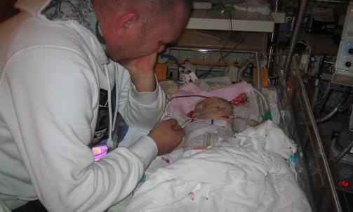 KUNNE IKKE REDDES: Emilie Hovland d�de p� Rikshospitalet julaften 2007, bare en dag gammel. Foto: Privat