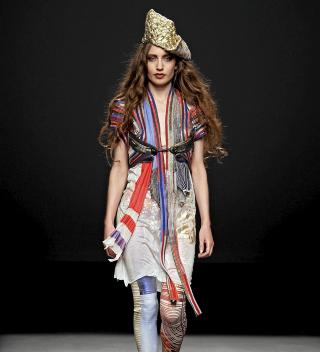 Stores�ster Lizzi Jagger har for lengst fulgt i sin mor Jerry Halls fotspor p� catwalken. Her under en motevisning i Barcelona.  Foto. Stella