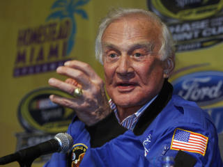 APPLAUDERER OBAMA: Buzz Aldrin, andremann til � g� p� m�nen, sier han st�tter Obamas nye retning for NASA. - Vi har allerede v�rt p� m�nen, sier Aldrin, som mener vi m� sette blikket mot Mars og utover.  Foto: AP Photo/Wilfredo Lee/SCANPIX