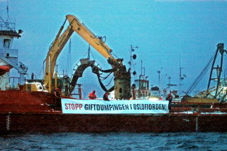 AKSJONER: Mange aksjonerte mot giftdumpingen. Foto: Milj�gruppa Neptun