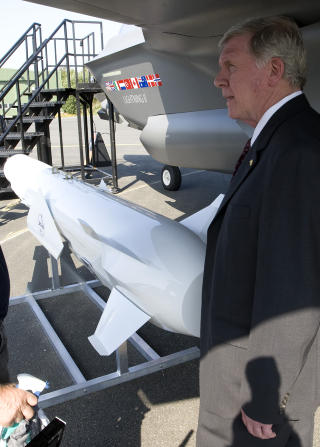 - LEVERES ETTER PLANEN: Direkt�r Latham fra Lockheed Martin mener Obamas budsjett bidrar til at flyene levers etter planen, i 2016. Foto: Morten Holm / SCANPIX