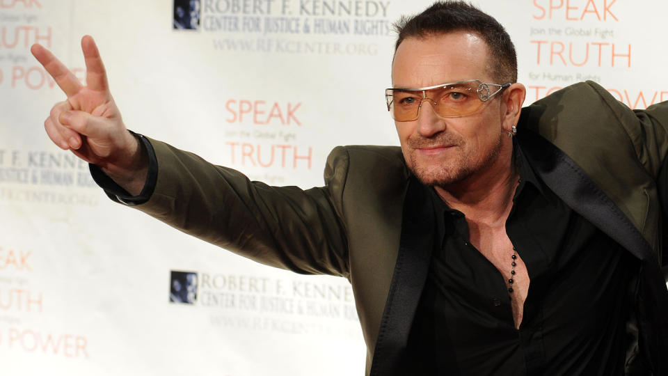BONO ER MED: U2s Bono er med n�r dagens artister synger for Haiti. If�lge AP f�r han f�lge av blant andre Akon, Jason Mraz, Wyclef Jean, Carlos Santana, Enrique Iglesias, Usher, Toni Braxton og Lady Gaga. Foto: Scanpix