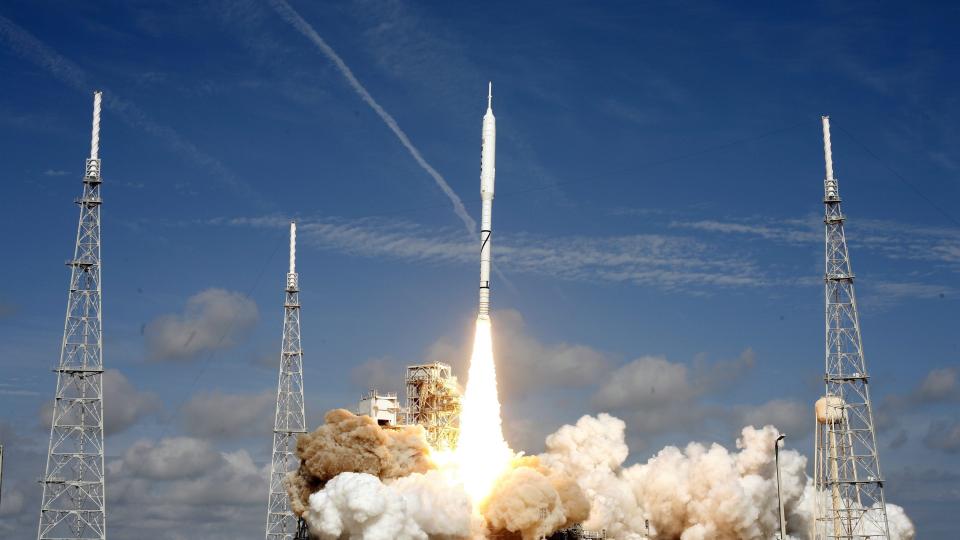F�RSTE OG SISTE FERD. NASA sendte testraketten Ares I-X ut p� en seks minutter lang flyvning i oktober. I dag ble det klart at Obama vil kansellere Constellation-programmet og romferjeavtakerne Ares I og Ares V. Foto:  EPA/GARY I ROTHSTEIN/Scanpix