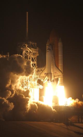 SNART SLUTT: Det gjenst�r bare fem romferjeoppskytinger. Hvilket fart�y som tar over om Obama f�r viljen er ikke kjent. Dette bildet er sommerens oppskyting av Discovery med svenske Christer Fuglesang om bord. Foto: EPA/GARY I ROTHSTEIN/SCANPIX