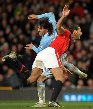 TEVEZ-DUELL: Rio Ferdinand kunne spille ligacupsemifinalen mot City fordi han og United anket den f�rste trekampersstraffen. Her i duell med sin gamle lagkamerat Carlos Tevez. Foto: AFP/PAUL ELLIS