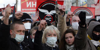 BLOND OG BL��YD: Russiske h�yreekstremister st�r fortsatt sterkt, tross politimotstand. Foto: AFP/ALEXEY SAZONOV