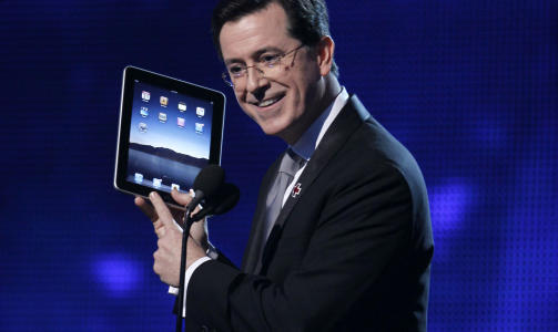 FENOMEN: Stephen Colbert kan v�re s� ironisk han bare vil. Da han �pnet Grammy-utdelingen med en iPad natt til i g�r, ble nok et Apple-produkt en del av v�r kollektive bevissthet. Foto: SCANPIX