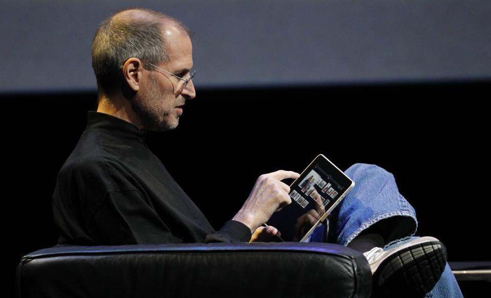 HOLDER DEG FAST: Steve Jobs' og Apples surfebrett er brukervennlig og forbrukerfiendtlig p� samme tid. Som alle Apples medieprodukter er iPad full av teknologi som tar fra deg kontrollen med innholdet du kj�per. Foto: Scanpix