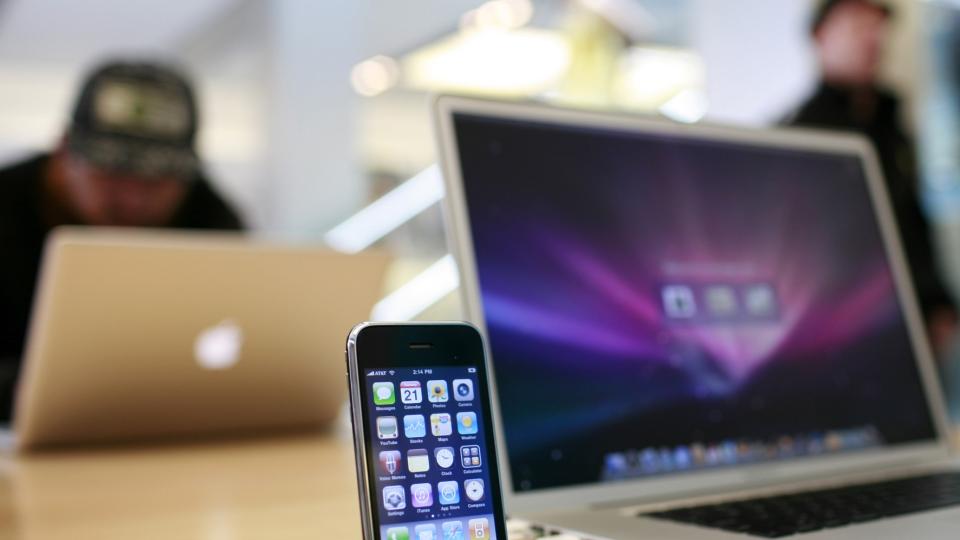 NED FOR BRANSJEN, OPP FOR MOBIL: Salget av forbrukerelektronikk gikk ned med 11,5 prosent i fjor. Men salget av mobiltelefoner var likevel tidenes h�yeste. Her er en av de mest popul�re for tida, iPhone 3GS. Foto: REUTERS/Robert Galbraith