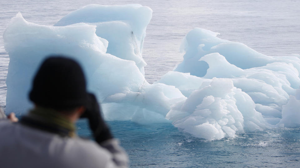 ISEN SMELTER: Temperatur�kningen p� kloden synes � flate ut p� 2000-tallet. Ny forskning viser at mindre vanndamp i stratosf�ren bremser oppvarmingen.
Foto: H�kon Mosvold Larsen / SCANPIX