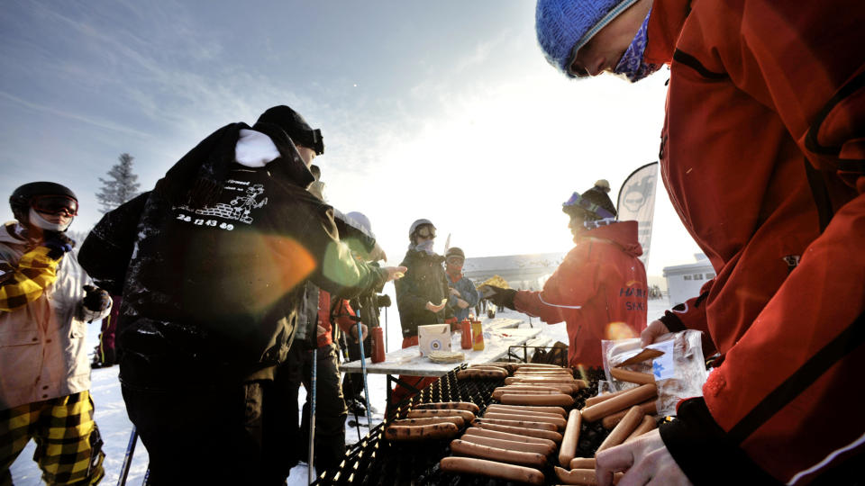 P�LSEFEST: Her grilles det p�lser ved �pningen av den lille nye terrengparken for begynnere l�rdag. Alle foto: John Terje Pedersen