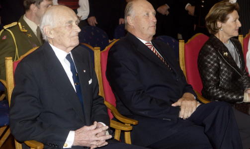 I BURSDAGEN: Kong Harald og dronning Sonja var til stede i mottakelsen i anldning 90-�rsdagen til krigsveteranen Jens Anton Poulsson (t.v.). Poulsson var med i kompani Linge og var en av lederne for sprengningen av tungtvannsanlegget p� Vemork under 2. verdenskrig. Foto: Morten Holm/SCANPIX