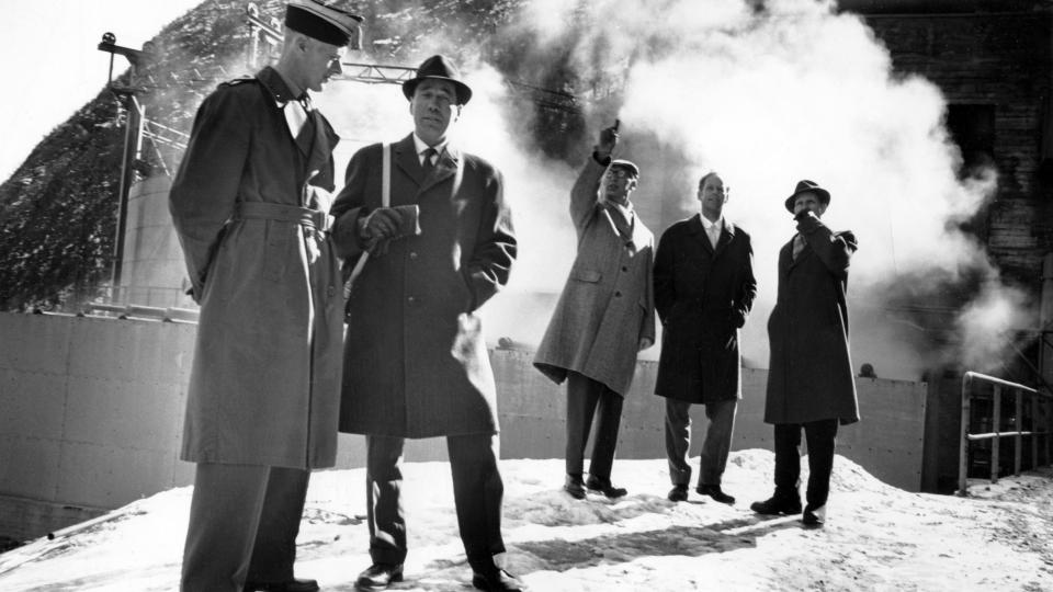 I 1964: Noen av tungtvanns-sabot�rene fra Kompani Linge tilbake p� gamle tomter i anlegget p� Vemork, der de utf�rte en av krigens mest ber�mte sabotasjer. Sabotasjen mot tungtvannsfabrikken p� Vemork ved Rjukan fant sted natt til 28 februar 1943. Produksjonen av tungtvann var av stor betydning for de tyske fors�k p� � framstille atomv�pen. Fra v: Jens Anton Poulsson, Knut Haukelid, Overingeni�r og omviser Larsen, Knut Lier Hansen og Knut M. Haugland. 
Foto: Aage Storl�kken/Aktuell/Scanpix