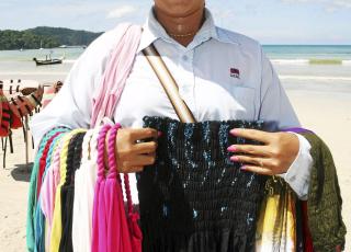 STRANDSHOPPING: Ta med deg minst mulig. Sommert�y er billig og kan handles over alt. Foto: Mai-Britt Sverd