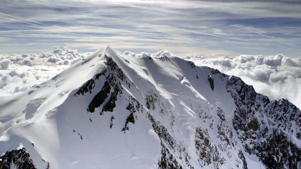 MONT BLANC: Alpetoppen sett fra italiensk side. Klatrere og fjellfolk har i �revis rapportert om mindre is, men FN f�r kritikk for � ha brukt opplysninger som ikke var kvalitetssjekket p� riktig m�te. Foto: AFP/ SCANPIX.