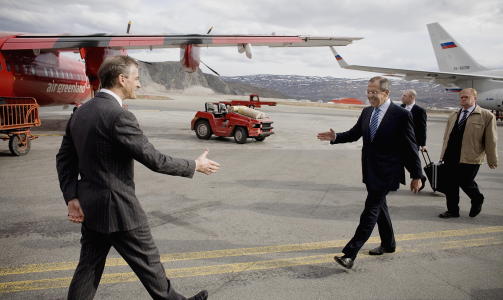 STREKKER UT H�NDA: Utenriksminister Jonas Gahr St�re strekkker ut h�nda og hilser p� Russlands utenriksminister Sergej Lavrov under en mellomlanding p� Gr�nland. N� varsler St�re at han vil ta opp vanskligere temaer neste gang de m�tes. Foto: BJ�RN LANGSEM.