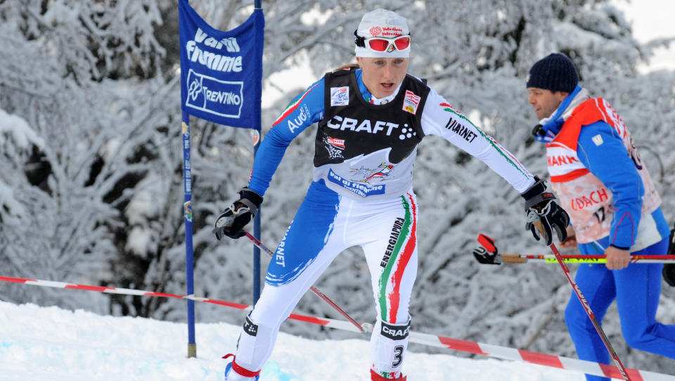 KONTRAKT: Arianna Follis og de andre italienske OL-deltakerne m� skrive under en kontrakt f�r de f�r reise til Vancouver som del av den italienske OL-troppen.Foto: SCANPIX/AP/Armando Trovati