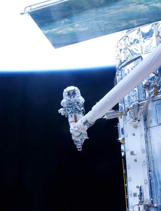 SVEVENDE OPPDRAG: NASA-astronaut John Grunsfeld deltok p� de vanskelige og krevende oppgraderingsarbeidene p� Hubble i fjor. I en serie p� fem romvandringer fikk romteleskopet blant annet nye batterier, instrumenter og forlenget levetid. Foto: NASA/Reuters/SCANPIX