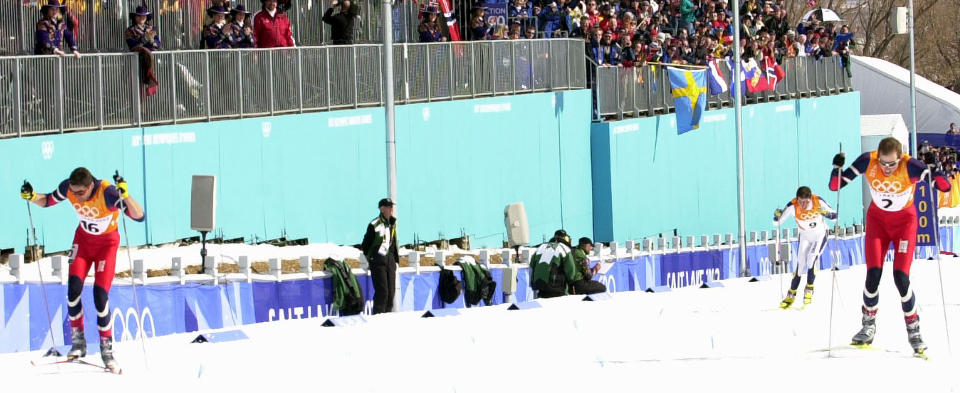 SNYTT: Frode Estil og Thomas Alsgaard kjempet side om side om s�lvet under jaktstarten i OL i 2002. Dopede Johann M�hlegg var for lengst i m�l. - Det er muligens fortsatt jukserne som leder dette idiotiske kappl�pet, men avstanden ned til jegerne er ikke lenger enn at sannheten i Vancouver ogs� kan bli ettersendt pr. post, skriver Esten O. S�ther.
Foto: Cornelius Poppe / SCANPIX