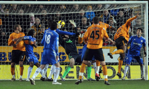 SOVESTUND: Chelsea slipper inn masse p� d�dball, og gjorde det igjen da Hull tok ledelsen. Steven Mouyokolo headet umarkert inn 1-0.Foto: SCANPIX/AFP/PAUL ELLIS